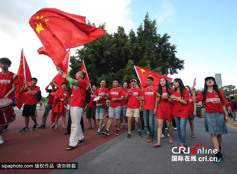 賽前中國球迷揮舞國旗進(jìn)場，為國足助威。