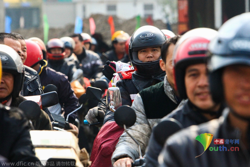 2015年2月10日，廣東佛山，順德龍山加油站為返鄉(xiāng)摩托車免費加油。