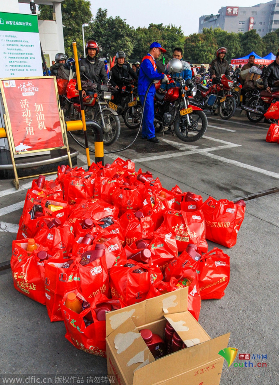 2015年2月10日，廣東佛山，順德龍山加油站為返鄉(xiāng)摩托車免費加油。