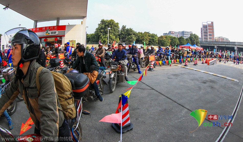 2015年2月10日，廣東佛山，順德龍山加油站為返鄉(xiāng)摩托車免費加油。