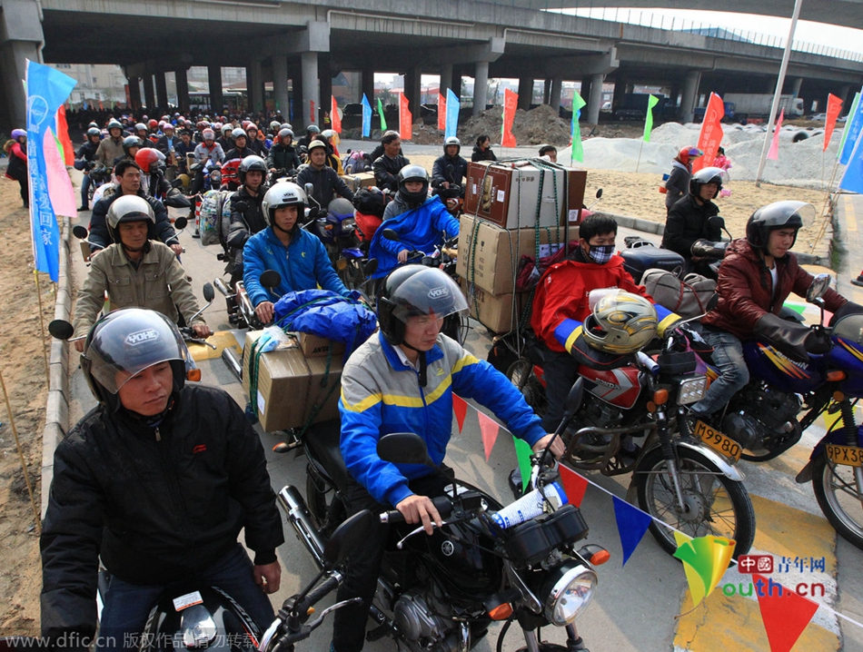 2015年2月10日，廣東佛山，順德龍山加油站為返鄉(xiāng)摩托車免費加油。