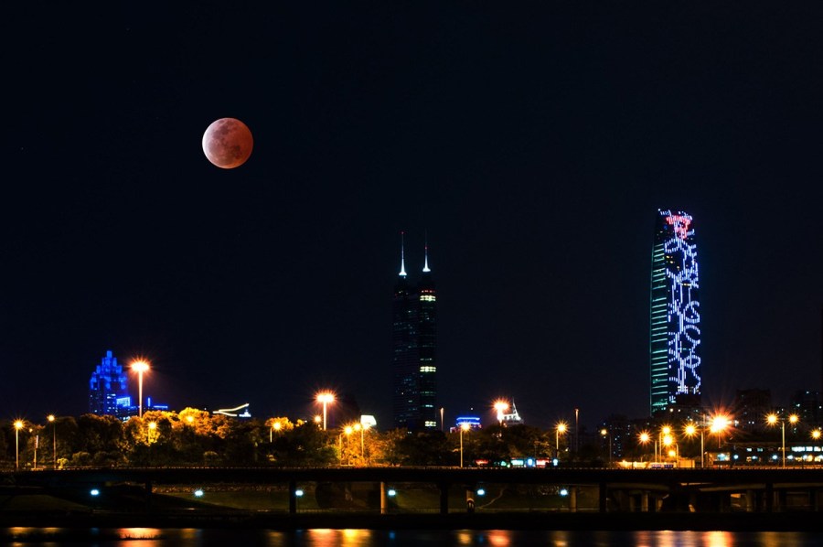 4月4日，深圳，月全食，一輪紅月亮現(xiàn)身夜空。（合成）鄧飛/CFP