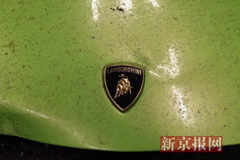 一輛蘭博基尼與一輛法拉利發(fā)生事故，現(xiàn)場狀況慘烈