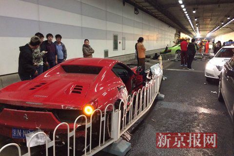 一輛蘭博基尼與一輛法拉利發(fā)生事故，現(xiàn)場狀況慘烈