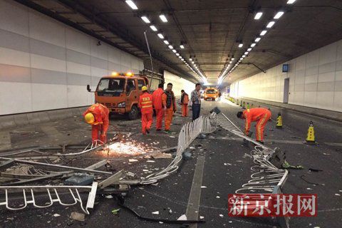 一輛蘭博基尼與一輛法拉利發(fā)生事故，現(xiàn)場狀況慘烈