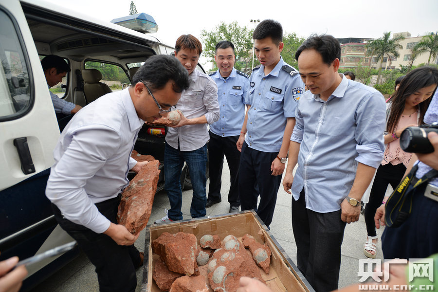 市文化綜合執(zhí)法大隊工作人員和110公安干警也迅速趕到現(xiàn)場維持秩序。