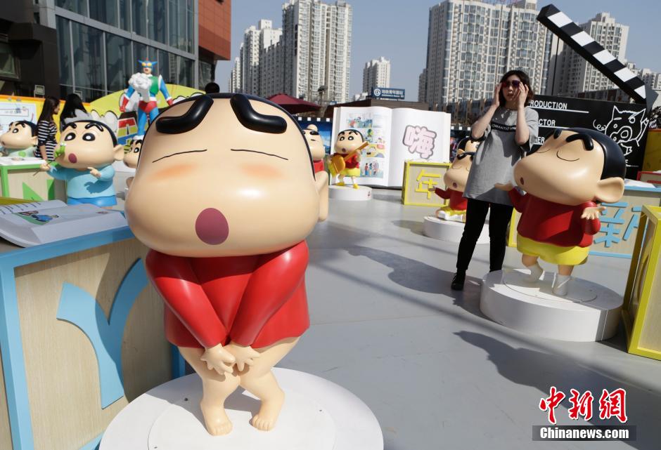 4月22日，游客參觀蠟筆小新特展?！跋灩P小新25周年紀念特展”日前在北京開展