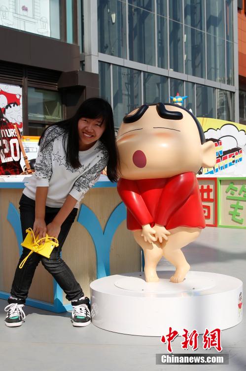 4月22日，游客與蠟筆小新合影?！跋灩P小新25周年紀念特展”日前在北京開展，吸引了不少市民游客。