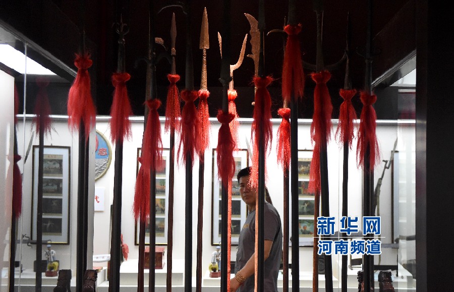 4月26日，參觀者在兵器展覽館內(nèi)參觀。