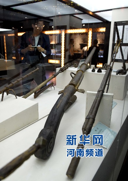 4月26日，參觀者在兵器展覽館內(nèi)參觀。