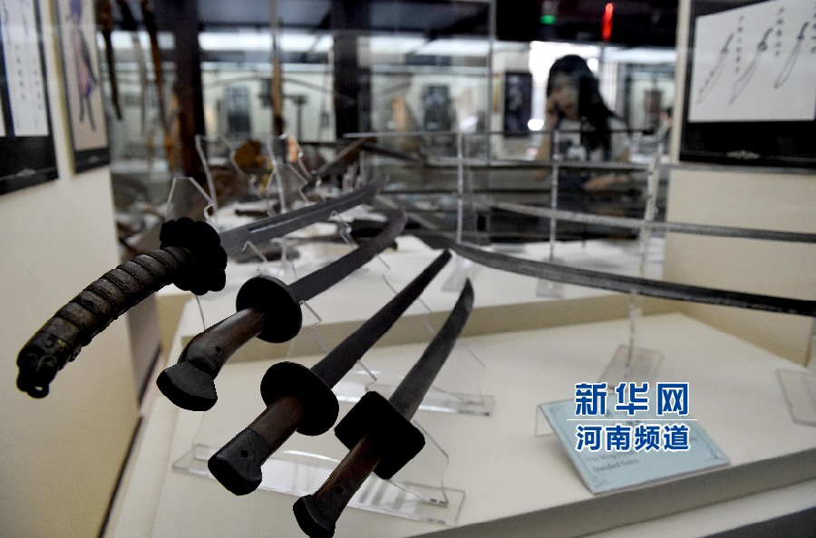 4月26日，參觀者在兵器展覽館內(nèi)參觀。