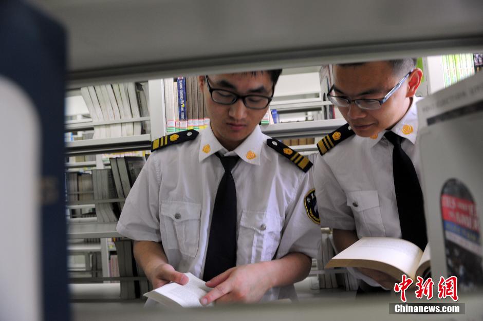 5月8日，武漢輕工大學(xué)圖書館保安吳濤與江力在圖書館交流學(xué)習(xí)。