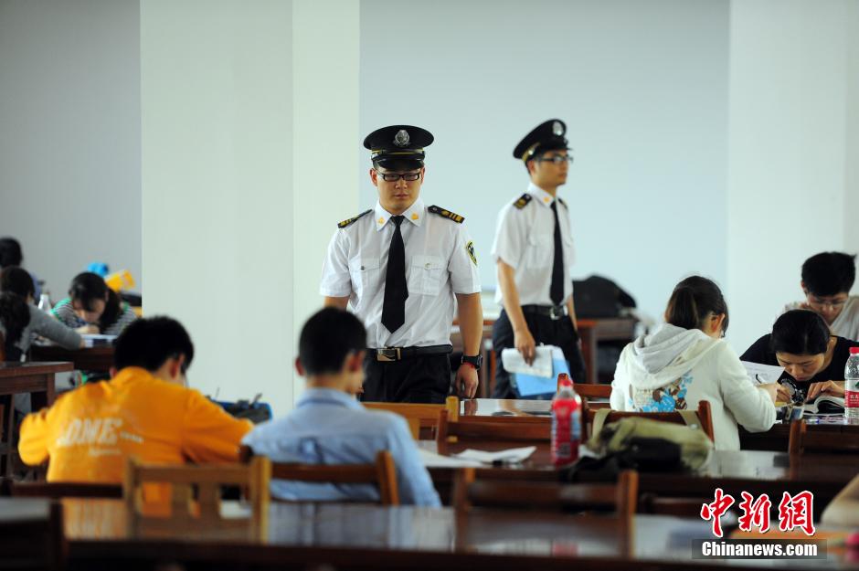5月8日，武漢輕工大學(xué)圖書館保安黃凱、萬(wàn)文杰在圖書館巡查。中新社發(fā) 張暢 攝