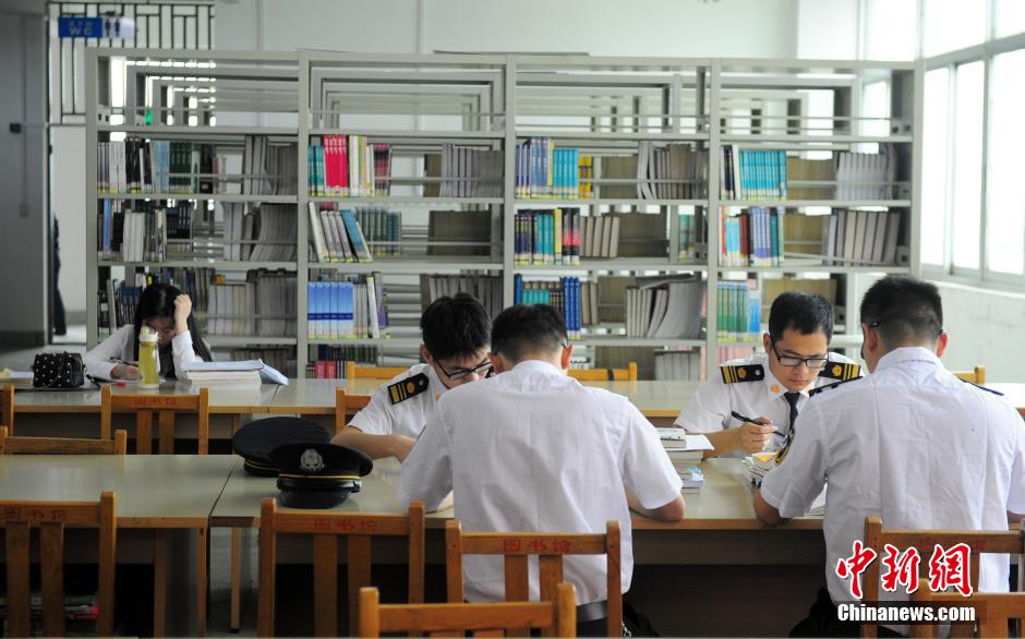 5月8日，武漢輕工大學(xué)保安黃凱在圖書館巡查。中新社發(fā) 張暢 攝