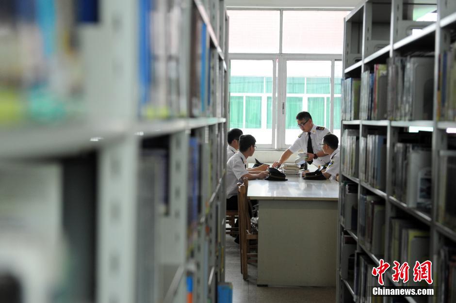 5月8日，武漢輕工大學(xué)保安吳濤、江力、黃凱、萬(wàn)文杰在圖書館學(xué)習(xí)中。中新社發(fā) 張暢 攝