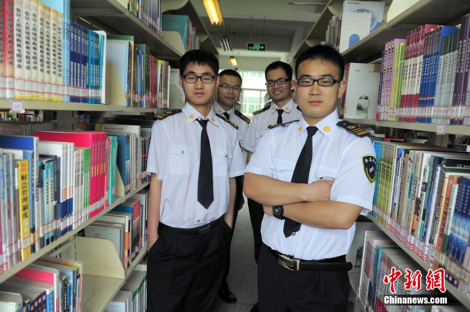 　5月8日，武漢輕工大學(xué)圖書館保安吳濤、江力、黃凱、萬(wàn)文杰。中新社發(fā) 張暢 攝