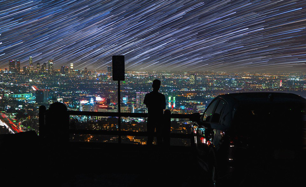照片中，一名男子看著流星和隕星劃過天空。（網(wǎng)頁(yè)截圖）
