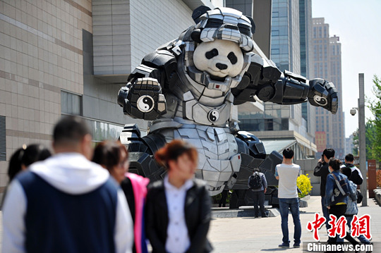 5月9日，遼寧沈陽(yáng)，一商城門前廣場(chǎng)上驚現(xiàn)7米多高的熊貓鋼鐵俠，吸引不少人駐足拍照。