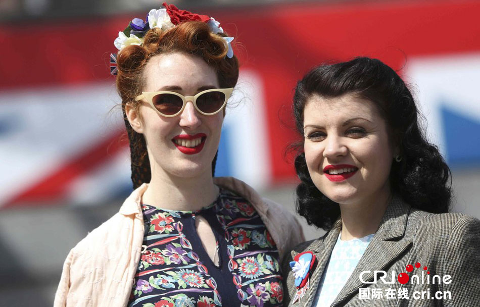 英國民眾身著年代服裝舞蹈慶祝歐戰(zhàn)勝利70周年 英國民眾身著年代服裝舞蹈慶祝歐戰(zhàn)勝利70周年