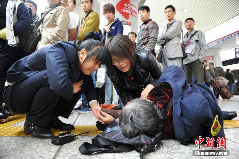 74歲老太地鐵站臺摔倒稱“有老保，不訛人”