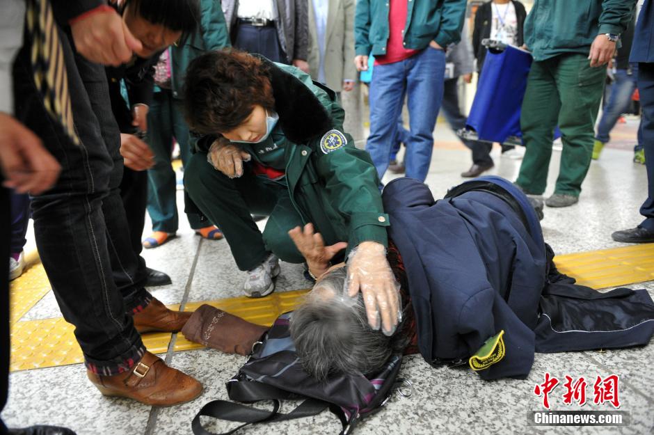 74歲老太地鐵站臺摔倒稱“有老保，不訛人”