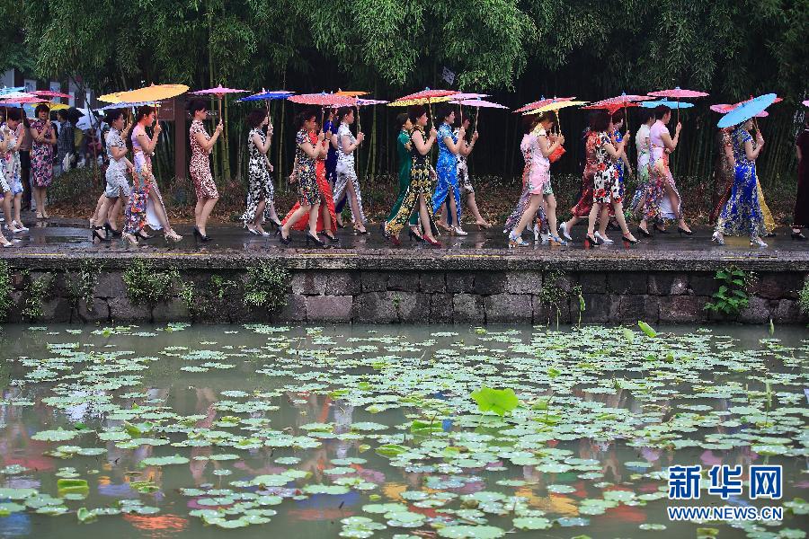 15萬(wàn)人同秀旗袍 展現(xiàn)中國(guó)服飾之美 15萬(wàn)人同秀旗袍 展現(xiàn)中國(guó)服飾之美