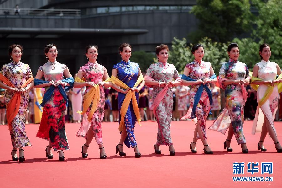 15萬(wàn)人同秀旗袍 展現(xiàn)中國(guó)服飾之美 15萬(wàn)人同秀旗袍 展現(xiàn)中國(guó)服飾之美