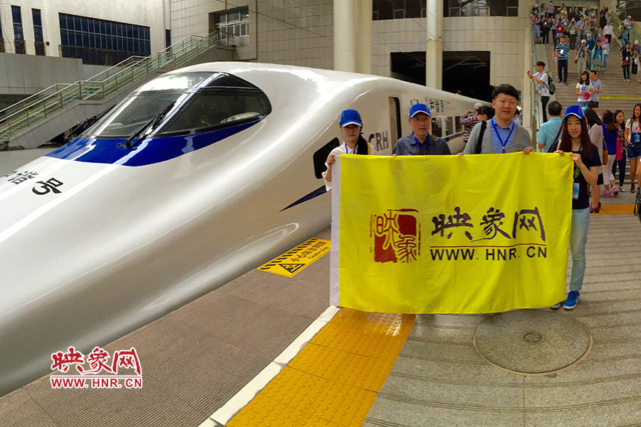 映象網友現(xiàn)場感受城鐵的“速度與激情”