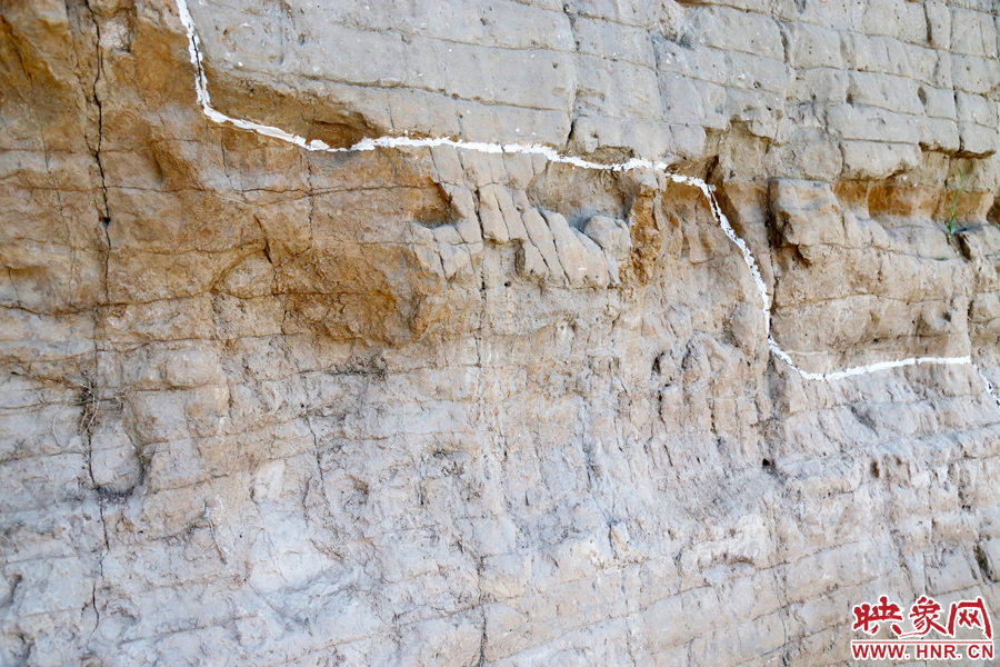 待工程開放后，游客走進城墻內(nèi)部，可以看到商代的紅色夯土層、戰(zhàn)國時期的白色夯土層。