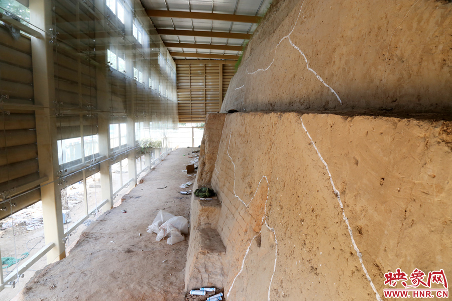 按照最初的設(shè)計，東側(cè)城墻內(nèi)規(guī)劃有一個1~2米寬的小展廳。