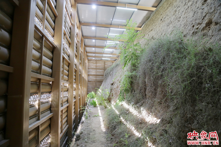 鄭州市商城遺址保護管理處對該節(jié)點1700米城垣兩側(cè)斷面遺址進行保護性設(shè)施建設(shè)。