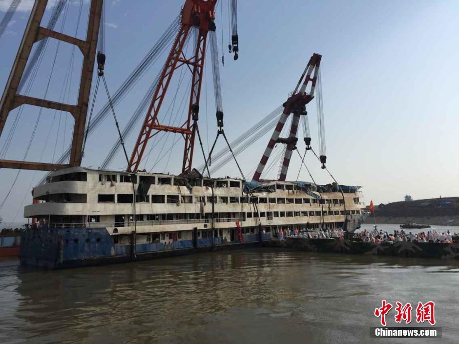 消防官兵進(jìn)入“東方之星”艙內(nèi)進(jìn)行破拆和搜救