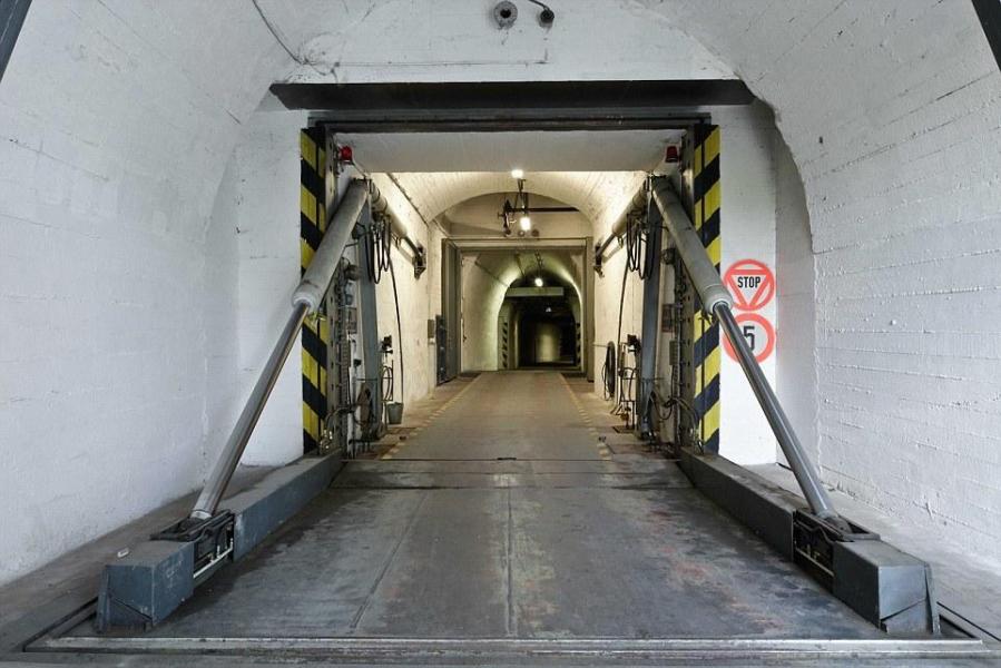 圖為地堡內(nèi)的通道，皆配備攝像頭。