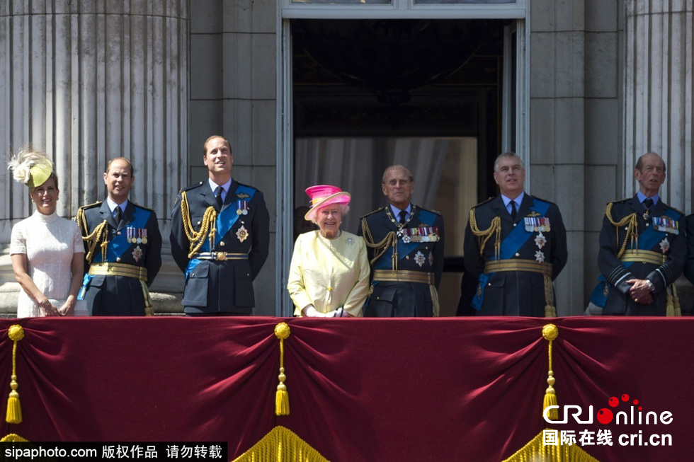 英國(guó)女王伊麗莎白二世攜眾王室成員觀看空軍飛行表演。