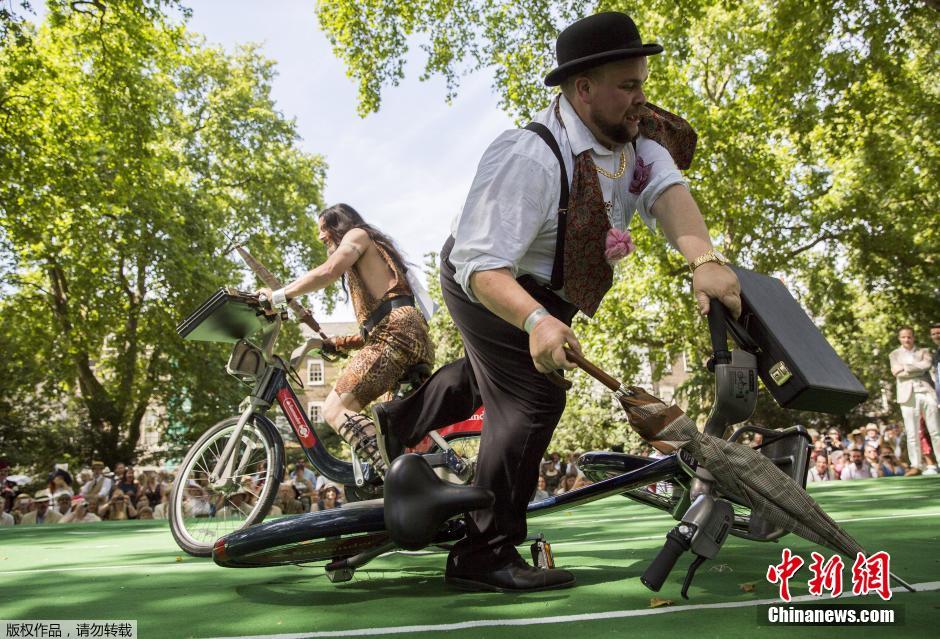 倫敦紳士運(yùn)動(dòng)會(huì) 騎車“擊傘”人仰馬翻