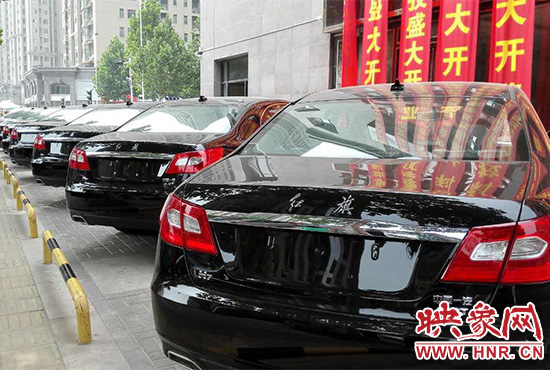 路邊一棟樓上懸掛著二三十條紅色條幅，全部是祝賀一家公司開業(yè)的。