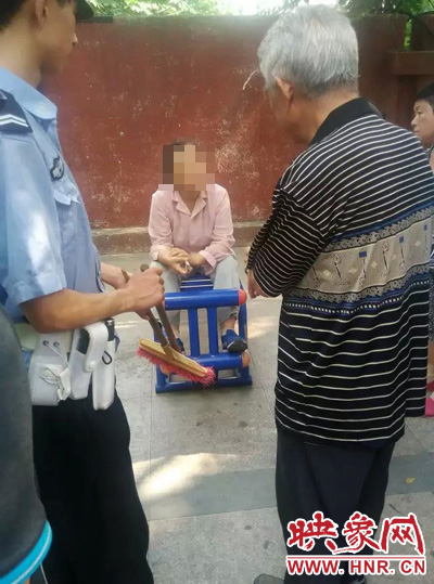 老太當時坐在健身器材上做仰臥起坐，說環(huán)衛(wèi)工人影響她鍛煉身體了，便開始謾罵環(huán)衛(wèi)工人。