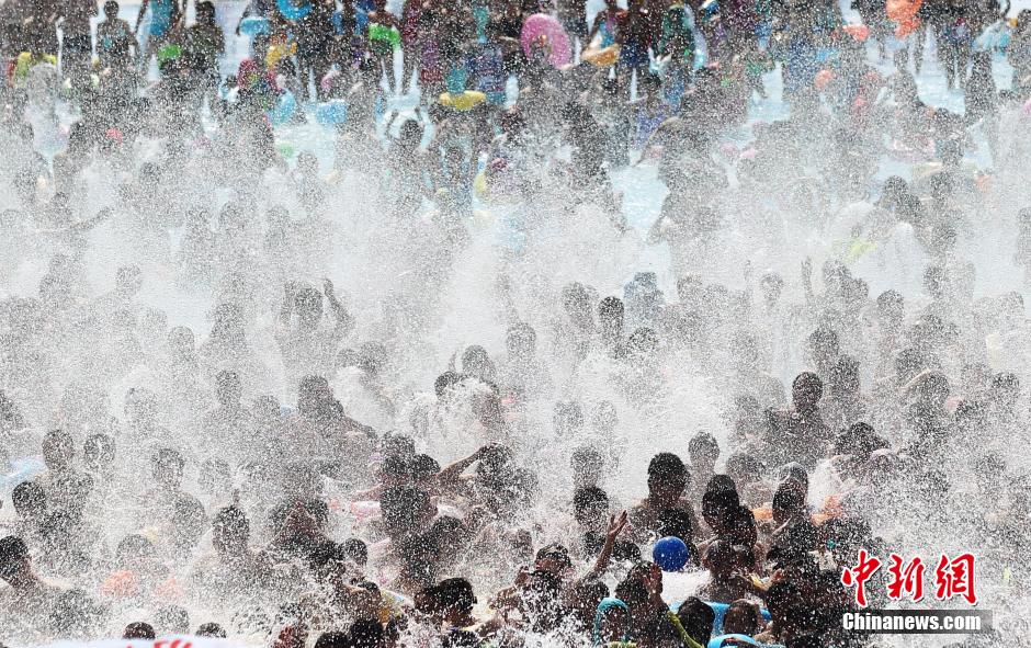 8月1日，民眾扎堆在南京湯山歡樂(lè)水魔方水上樂(lè)園戲水，享受“冰火兩重天”的涼爽和激情。連日來(lái)，中國(guó)大部分地區(qū)迎來(lái)高溫天氣。
