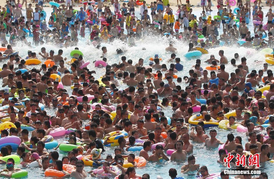 8月1日，民眾扎堆在南京湯山歡樂(lè)水魔方水上樂(lè)園戲水，享受“冰火兩重天”的涼爽和激情。連日來(lái)，中國(guó)大部分地區(qū)迎來(lái)高溫天氣。