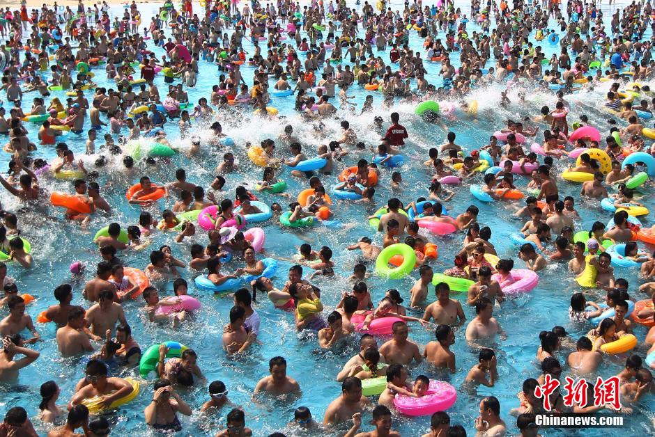 8月1日，民眾扎堆在南京湯山歡樂(lè)水魔方水上樂(lè)園戲水，享受“冰火兩重天”的涼爽和激情。連日來(lái)，中國(guó)大部分地區(qū)迎來(lái)高溫天氣。