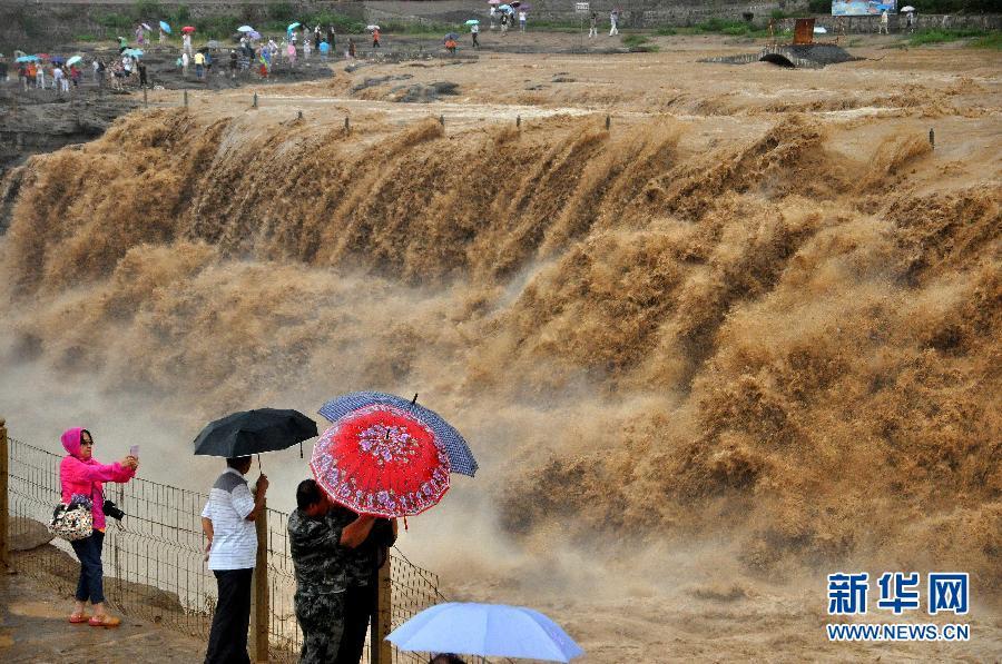 8月2日，游客在山西吉縣黃河壺口瀑布景區(qū)游覽觀瀑。