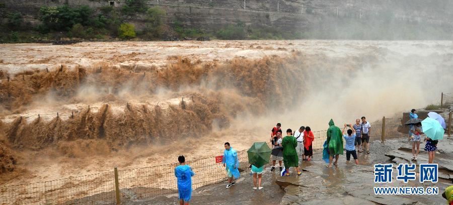 8月2日，游客在山西吉縣黃河壺口瀑布景區(qū)游覽觀瀑。