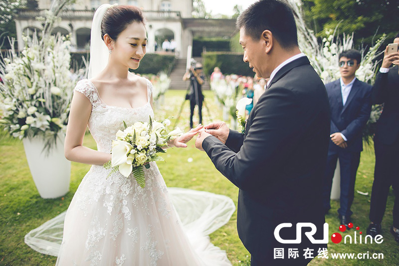 李小冉比利時(shí)辦婚禮 朱丹、鐘欣潼、應(yīng)采兒做伴娘