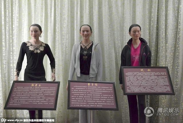 ，“華鎣山中外名人蠟像館”中的蠟像，被網(wǎng)友稱作“華鎣山農(nóng)貿(mào)服裝發(fā)布會(huì)”。