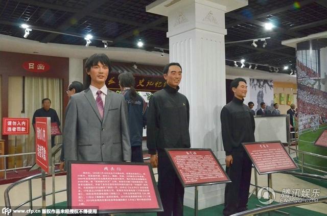 “華鎣山中外名人蠟像館”中的蠟像，被網(wǎng)友稱作“華鎣山農(nóng)貿(mào)服裝發(fā)布會(huì)”。