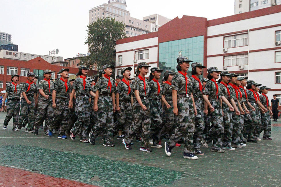 同學(xué)們?cè)谟曛袌?jiān)持完成了會(huì)操表演。