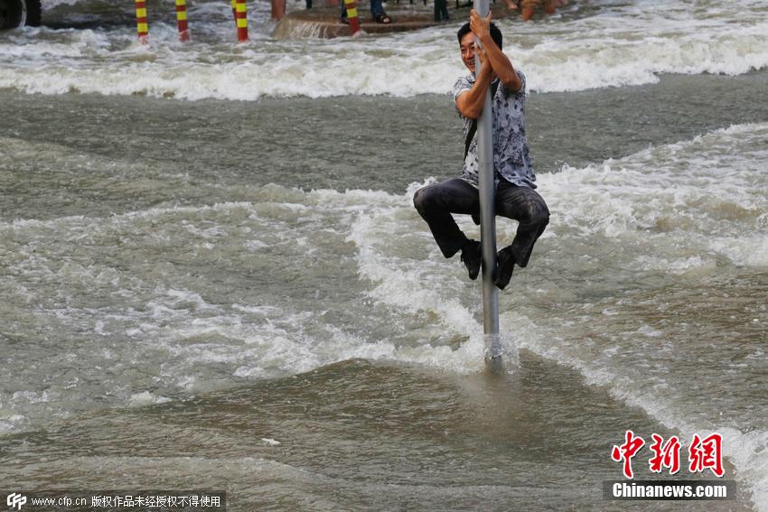 杭州錢塘江珊瑚沙水庫段，兇猛的“鬼王潮”沖上岸來