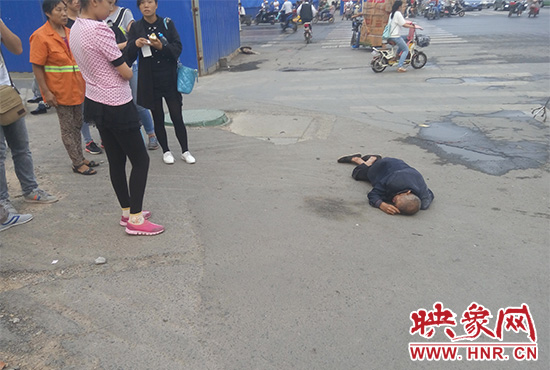老人倒地后無(wú)人敢扶，過(guò)路市民拍照作證。
