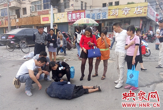 據(jù)附近環(huán)衛(wèi)工人介紹，老人是自己過(guò)路口時(shí)不小心摔倒的。
