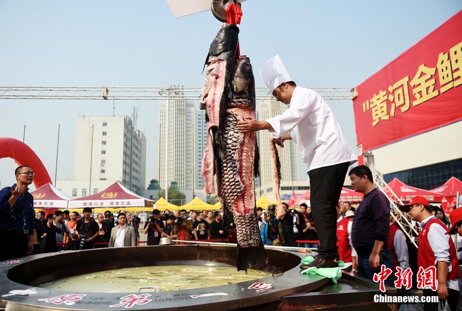 河南鄭州，一個(gè)直徑3.15米，深0.7米，可容納3噸高湯的“中原第一鍋”現(xiàn)場烹煮火鍋盛宴。